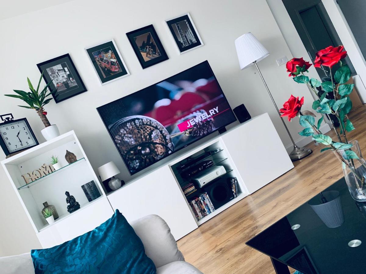E1 Luxury Oldtown Apt - 2X Parking, Foodstore, Pcscreen, Netflix, Unlimited Music, Crib, Babychair, Fastwifi, Aircon Кошице Экстерьер фото