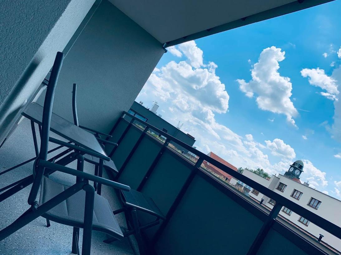 E1 Luxury Oldtown Apt - 2X Parking, Foodstore, Pcscreen, Netflix, Unlimited Music, Crib, Babychair, Fastwifi, Aircon Кошице Экстерьер фото