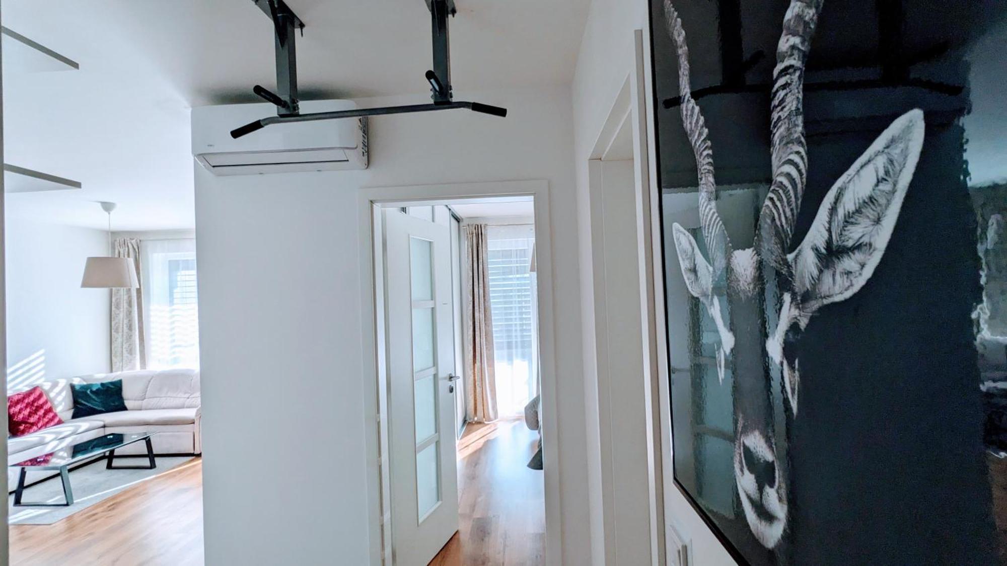 E1 Luxury Oldtown Apt - 2X Parking, Foodstore, Pcscreen, Netflix, Unlimited Music, Crib, Babychair, Fastwifi, Aircon Кошице Экстерьер фото
