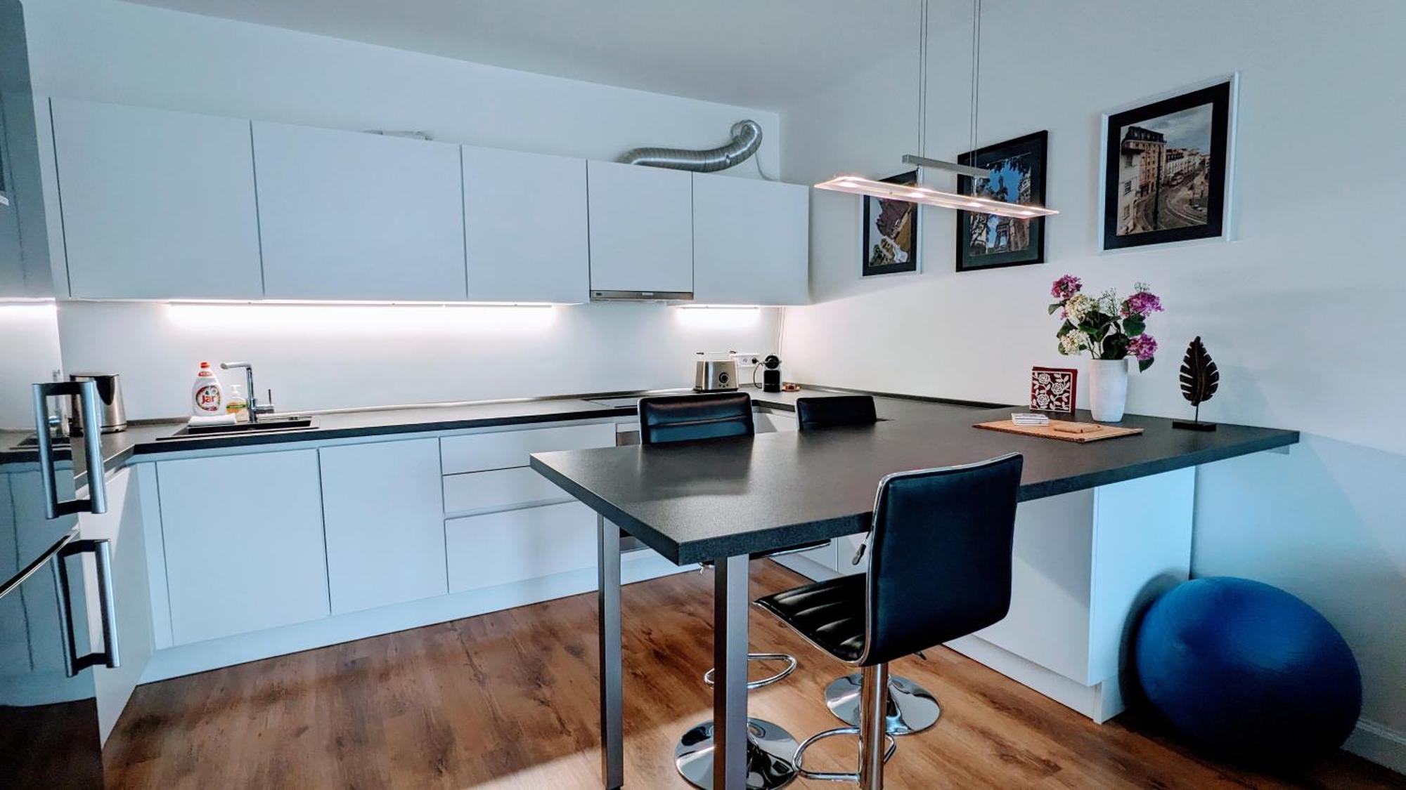 E1 Luxury Oldtown Apt - 2X Parking, Foodstore, Pcscreen, Netflix, Unlimited Music, Crib, Babychair, Fastwifi, Aircon Кошице Экстерьер фото