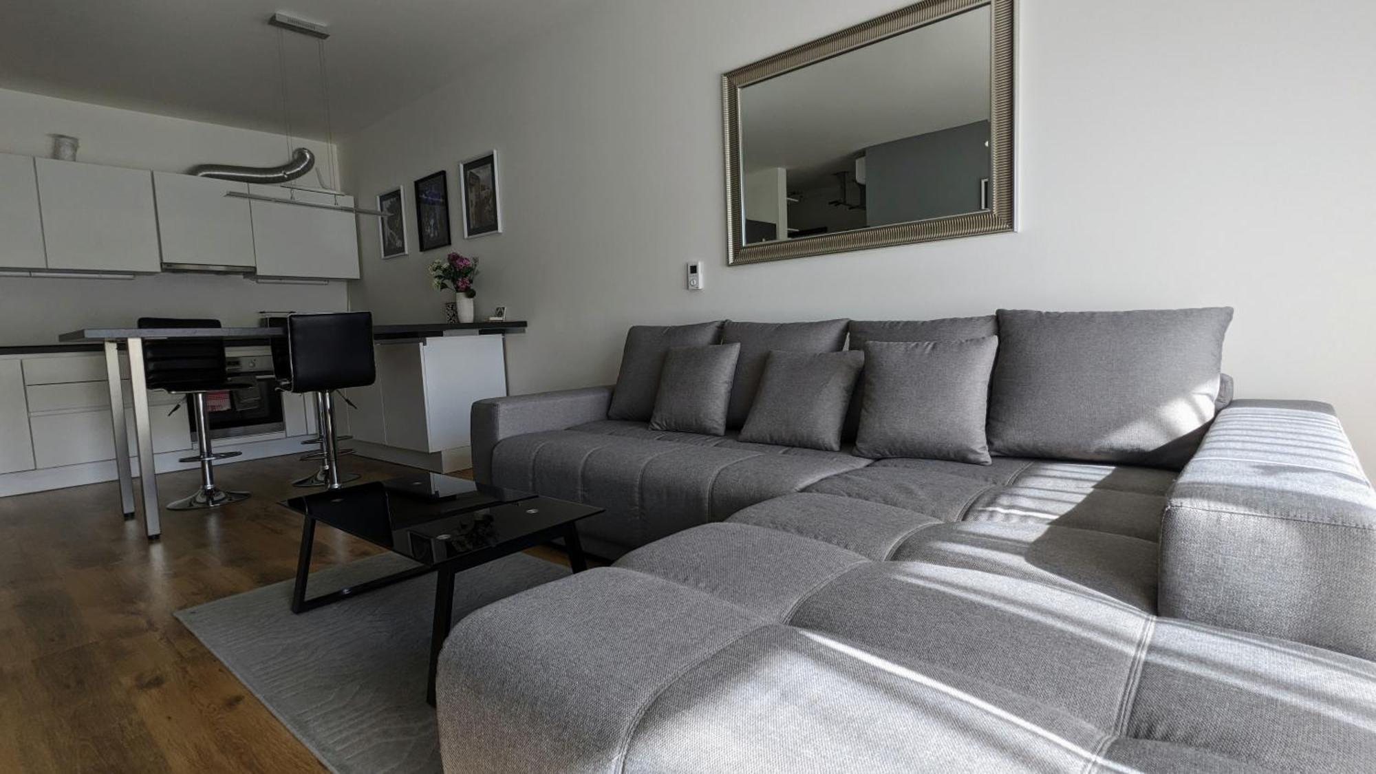 E1 Luxury Oldtown Apt - 2X Parking, Foodstore, Pcscreen, Netflix, Unlimited Music, Crib, Babychair, Fastwifi, Aircon Кошице Экстерьер фото