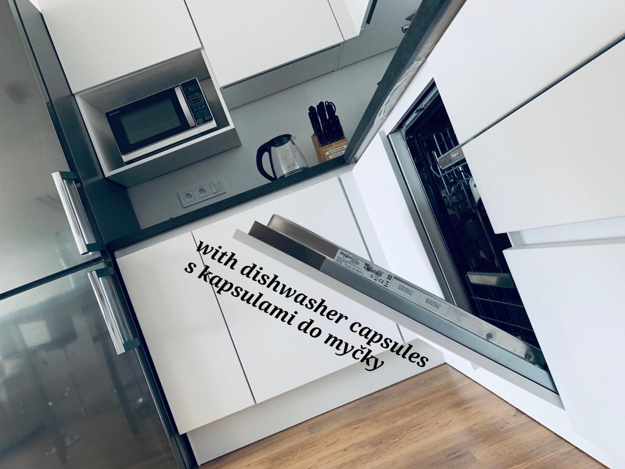 E1 Luxury Oldtown Apt - 2X Parking, Foodstore, Pcscreen, Netflix, Unlimited Music, Crib, Babychair, Fastwifi, Aircon Кошице Экстерьер фото