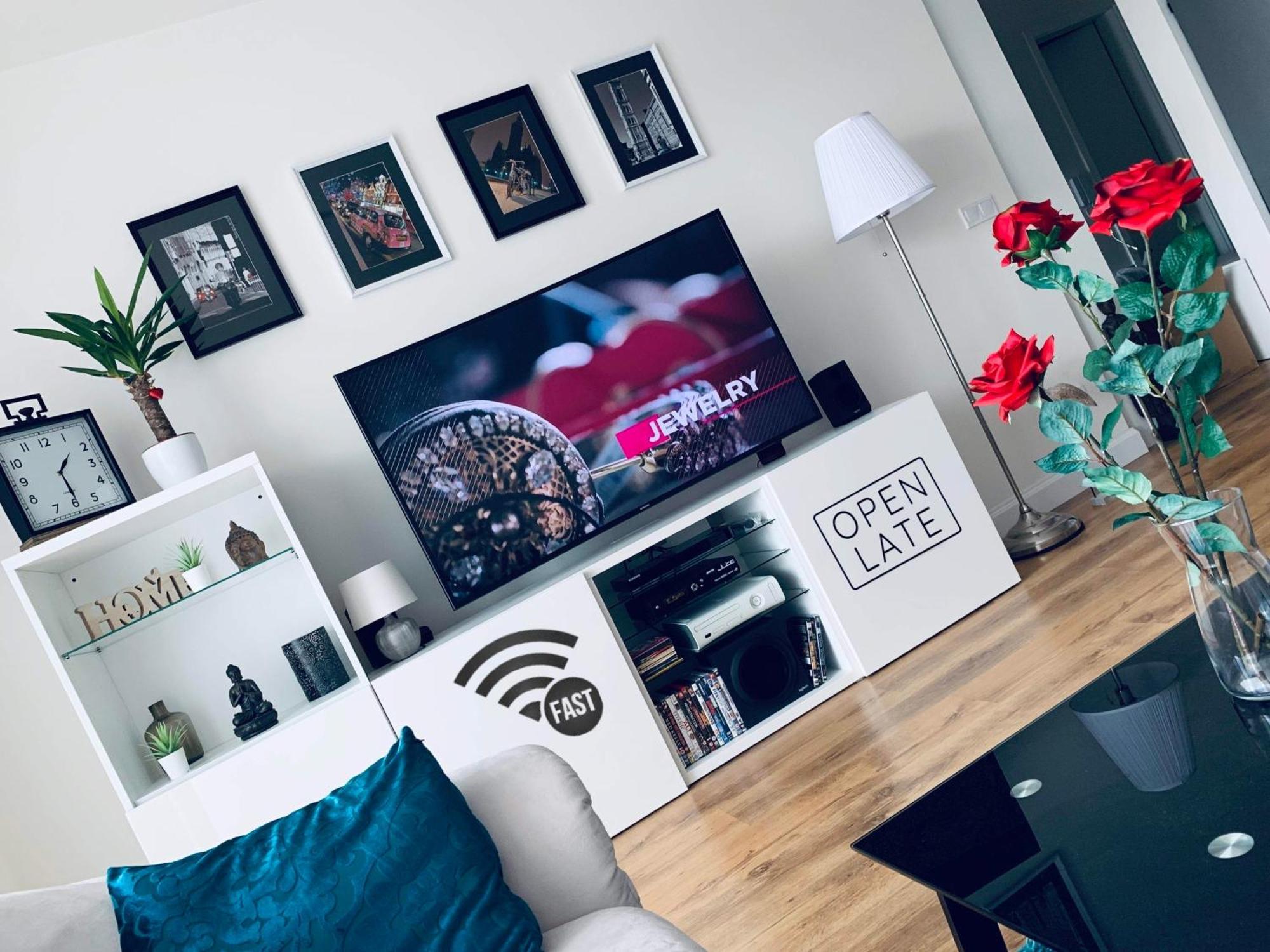 E1 Luxury Oldtown Apt - 2X Parking, Foodstore, Pcscreen, Netflix, Unlimited Music, Crib, Babychair, Fastwifi, Aircon Кошице Экстерьер фото