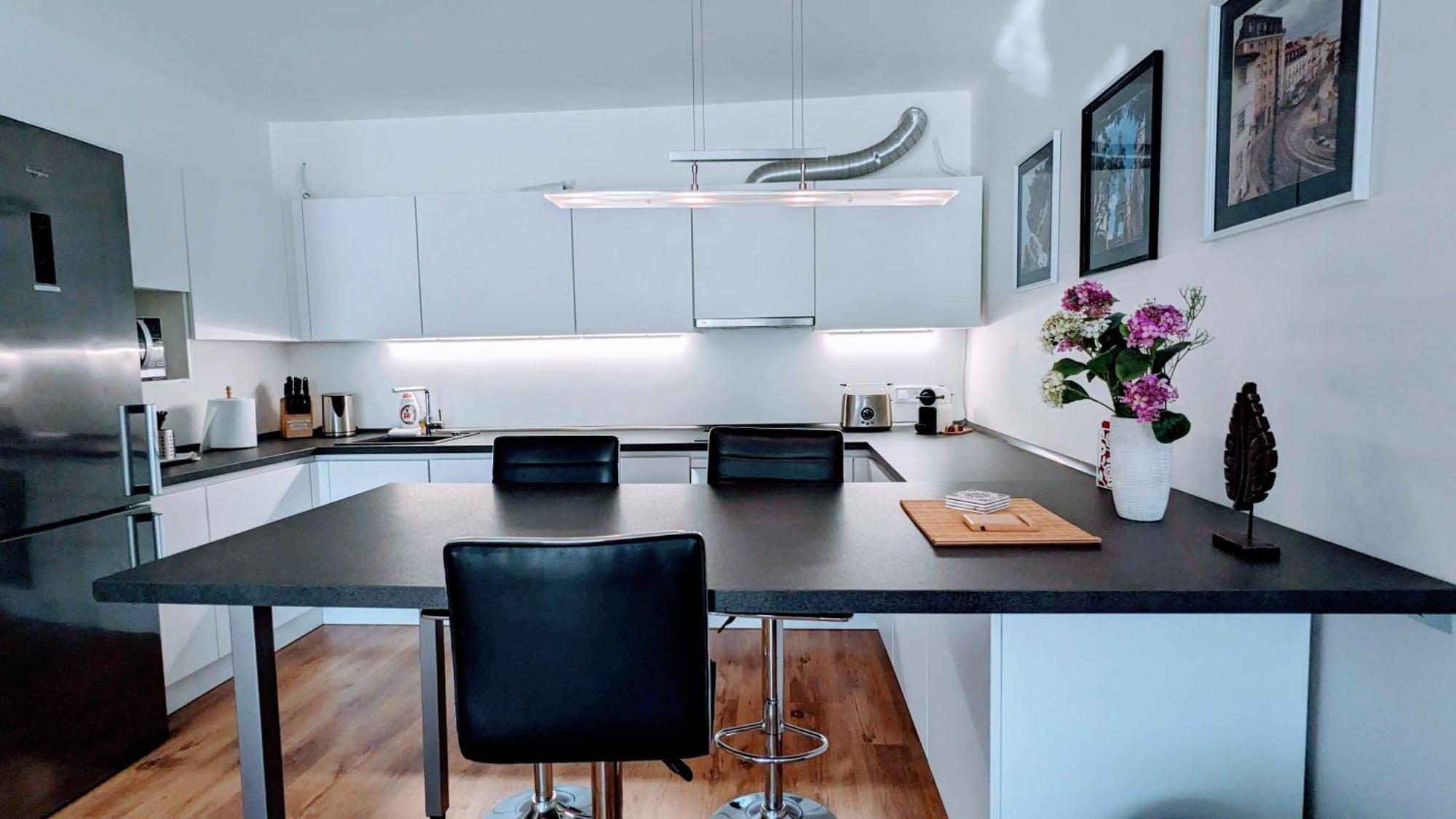 E1 Luxury Oldtown Apt - 2X Parking, Foodstore, Pcscreen, Netflix, Unlimited Music, Crib, Babychair, Fastwifi, Aircon Кошице Экстерьер фото