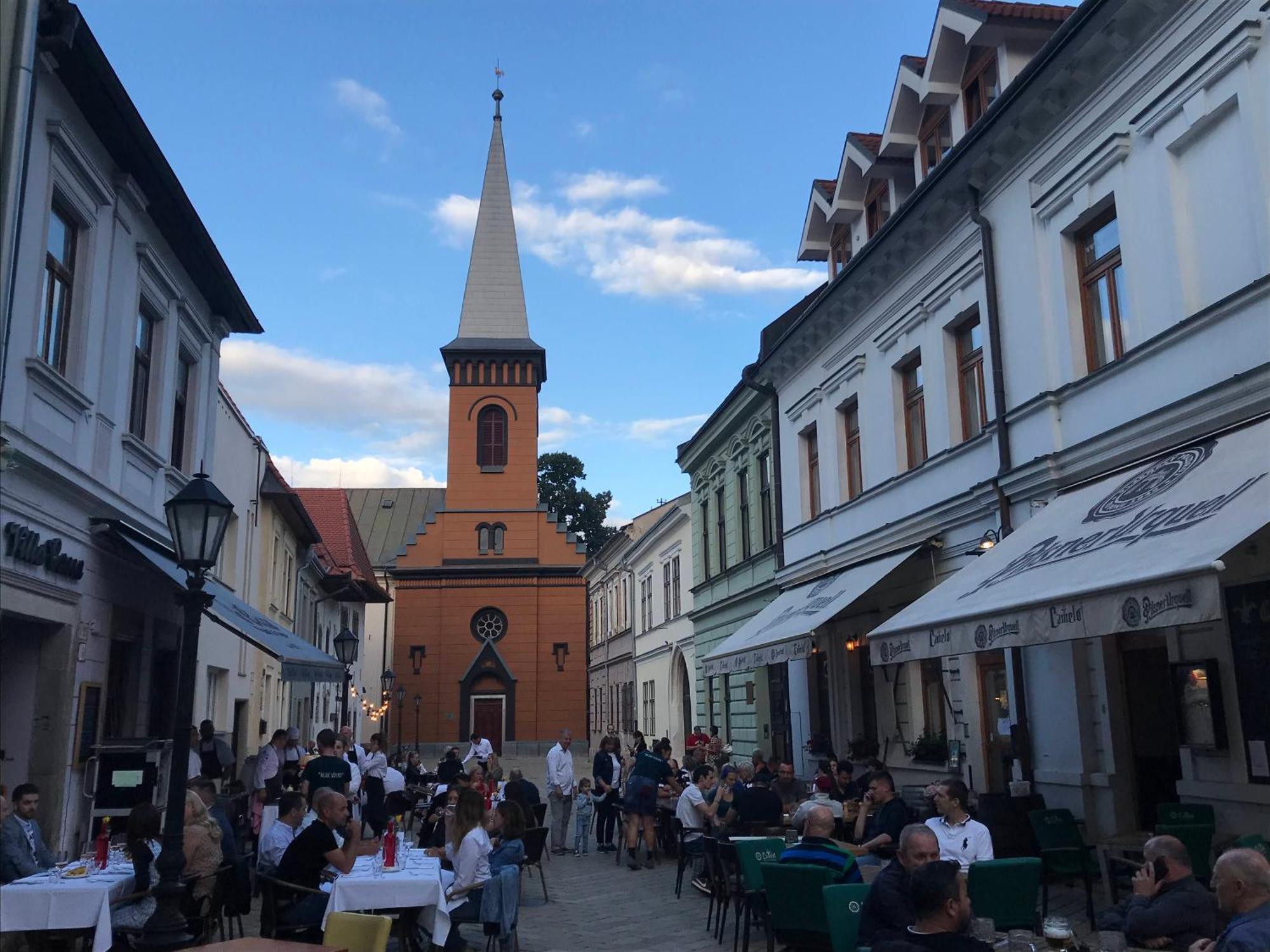 E1 Luxury Oldtown Apt - 2X Parking, Foodstore, Pcscreen, Netflix, Unlimited Music, Crib, Babychair, Fastwifi, Aircon Кошице Экстерьер фото